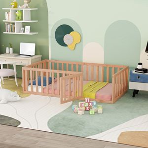 Letto a terra in legno naturale per bambini, misura Twin, con recinzione e porta (Vecchio SKU WF289661AAM) - Product Image 1