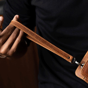Bolso de mano de cuero genuino con costuras resistentes y compartimentos espaciosos, ideal para estilos de vida modernos a un precio razonable. - Product Image 6