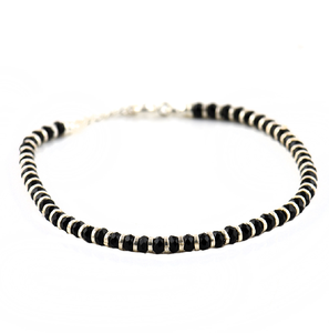 Bracelet empilé de perles en argile polymère rouge et rose vif avec breloques lettres, disponible à prix de gros. - Product Image 2