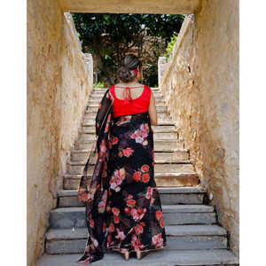 Sari Shabnam noir à imprimé floral, sans manches, col bateau, silhouette fourreau, en tissu organza - Product Image 2