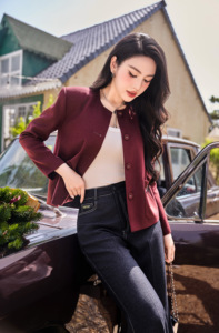 เสื้อเบลเซอร์แขนยาวสีเบอร์กันดีสำหรับผู้หญิง ดีไซน์เรียบหรู คอทรงโอ ติดกระดุม ทรงปกติ ผ้าวอร์สเตด กระดุมแถวเดียว ยี่ห้อ SELENE - Product Image 3