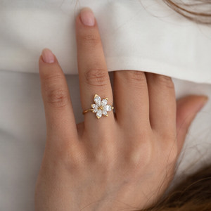 Bague Fleur en Or Jaune 14K avec Diamant de Laboratoire, Pétales de Diamant Taille Poire, Centre en Diamant Jaune, Certifiée IGI, Bague Botanique - Product Image 3