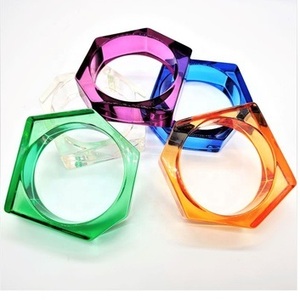 Elegantes brazaletes de resina transparente para un estilo moderno y lujoso. Brazaletes de resina hechos a mano con láminas de oro a bajo precio. - Product Image 1