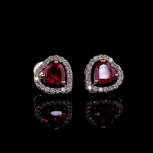 Boucles d'oreilles clous en or rose 14 carats en forme de cœur avec halo de rubis et accent de diamant de laboratoire, sertis de pierres fantaisie vives certifiées IGI - Product Image 1