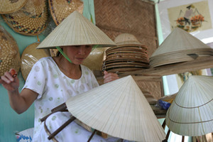 Sombrero Cónico de Hoja de Palma de Bambú Tejido a Mano con Marco de Bambú Natural y Hojas de Palma para Decoración de Vestimenta Tradicional en Mercados de Exportación - Product Image 3