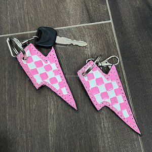 Nouveau porte-clés en cuir véritable à motif à carreaux rose et blanc, fait à la main, avec un éclair, vente en gros, accessoire pour sac - Product Image 4