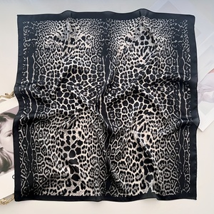 Bandana personnalisée avec logo, design tendance, imprimé floral, foulard en soie satinée pour femmes, foulards pour femmes, bandanas pour femmes - Product Image 1