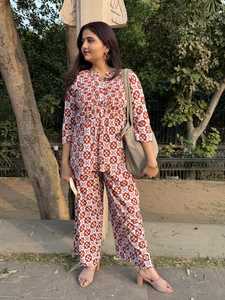 Conjunto elegante de dos piezas con estampado floral para mujer, vestido informal, top tipo túnica color óxido y pantalón de pierna ancha. - Product Image 5