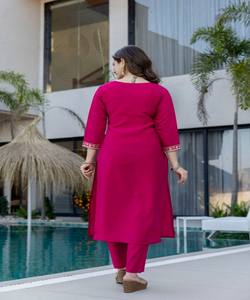 Ensemble haut, bas et dupatta en Chanderi avec broderie à motifs séquencés, vêtement ethnique décontracté en coton à séchage rapide, pour tenue de fête, prix de gros - Product Image 6