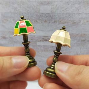 Lámpara de Mesa Vintage Elegante en Miniatura 1:12, Accesorios Metálicos Plateados para Casa de Muñecas, Decoración para Mini Mundo - Product Image 6