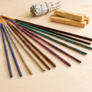 Incienso Premium Natural de Sangre de Dragón, Pachulí, Lavanda, Salvia Blanca, Palo Santo, Oud, Sándalo y Albahaca Sagrada, Precio de Fábrica - Product Image 1