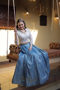 Robe longue élégante bleue à imprimé floral, coupe trapèze, avec haut court brodé, col en V, manches trois quarts, tenue de soirée faite à la main - Product Image 2