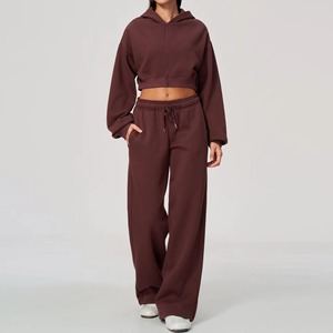 Ensemble de survêtement 2 pièces pour femme avec logo personnalisé, effet vieilli, broderie en tissu éponge, comprenant un pantalon de survêtement confortable et un sweat à capuche court zippé intégral - Product Image 4