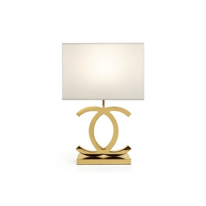 Lámpara de Mesa Metálica Infinity Loop con Pantalla de Tela Negra, Base Escultural con Acabado Dorado, Iluminación Decorativa de Lujo para Interiores - Product Image 3