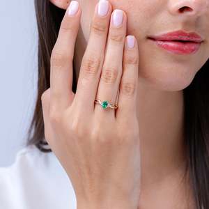 แหวนหมั้นทองคำแท้ 14k รูปไข่ ขนาด 5*7 มม. ประดับมรกตสีเขียวธรรมชาติและเพชรสามเม็ด ดีไซน์แหวนแยกส่วน แหวนแต่งงานแบบวงแหวนแยกส่วน แหวนเจ้าสาวแบบพิเศษ OEM - Product Image 2