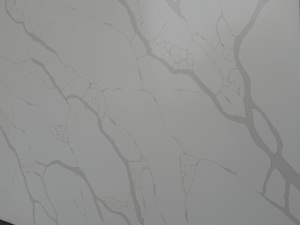 Dalle de quartz artificiel Calcatta Sponda Gold pour comptoirs de cuisine et salle de bain, pour un look haut de gamme, épaisseur 15-30 mm - Product Image 3