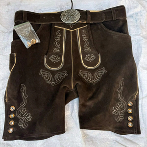 กางเกงขาสั้นหนังคุณภาพสูง Oktobarfest สำหรับผู้ชายและผู้หญิง ชุดบาวาเรียนประดับกระดุม พร้อมขนาดต่างๆ - Product Image 1