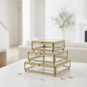 Boîte à bijoux rectangulaire moderne en métal argenté et verre avec fermoir à chaîne, conteneur de rangement pour bijoux et maquillage - Product Image 3