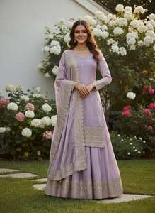 Ensemble Lehenga rose à broderies lourdes avec dupatta – Tenue ethnique pour femme, idéale pour mariages et festivals - Product Image 4