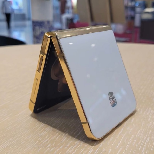 2025 Hot Selling 5G Deca Core Android Smartphone W24 Flip 12/256GB 6.9" OLED 120Hz 5000-5999mAh Battery 120W Quick Charge Dual