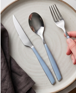Ensemble de couverts modernes avec manches bleues, couteau, fourchette et cuillère en acier inoxydable, compatibles lave-vaisselle, pour mariage et table. - Product Image 3