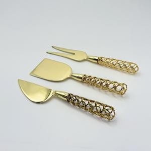 ชุดมีดชีสสแตนเลสสีทอง 3 ชิ้น ดีไซน์หรูหรา พร้อมด้ามจับลวดเหล็ก สำหรับหั่น ตัด และปาดชีส - Product Image 6