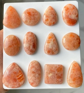 Lote de cabujones de cuarzo de piedra del sol natural, pulidos, con destellos naranjas, gemas sueltas de piedra del sol en formas variadas para la fabricación de joyas, colgantes y anillos. - Product Image 5