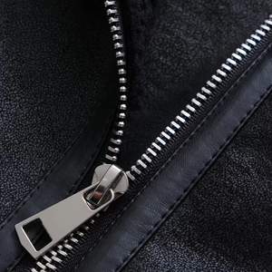 Blouson moto en cuir PU noir pour homme, col montant, fermeture éclair, doublure en fausse fourrure, coupe courte coupe-vent pour l'hiver - Product Image 5