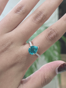 Anillo de Diamante Cultivado en Laboratorio, Color Azul, 0.28ct, Certificado IGI, Oro Blanco de Lujo, Estilo Cóctel con Halo y Engaste de Puntas, para Mujer - Product Image 1