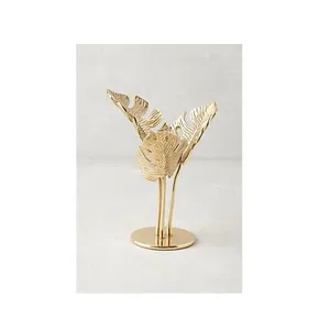 Elegante escultura metálica vertical con un diseño alto y esbelto, ideal para espacios estrechos, que aporta un toque artístico a la decoración. - Product Image 4