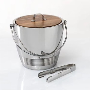 Cubo de Hielo de Acero Inoxidable con Tapa de Madera y Pinzas para Hielo, Enfriador de Bebidas Redondo Aislado - Product Image 6