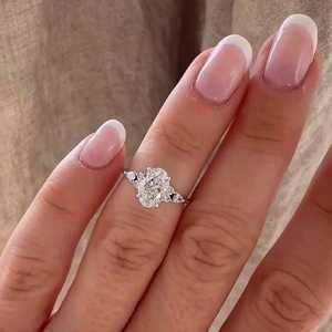 Bague de fiançailles ovale personnalisée en or massif 14K 18K avec diamant de laboratoire et accents de pierres latérales rondes et en forme de poire, bague statement, vente en gros - Product Image 6