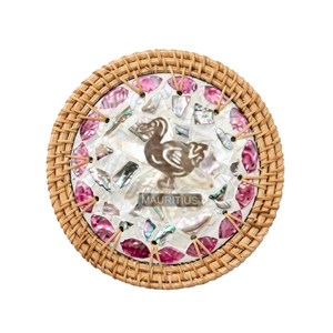 Posavasos Artesanal Vietnamita de Ratán con Concha Natural de Nácar, Resistente al Calor, Biodegradable, para Mesa - Product Image 1