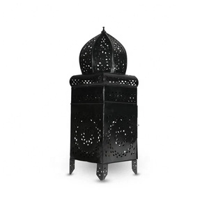 Lanterne en métal marocaine à découpe géométrique avec finition noire mate, porte-bougie décoratif pour la décoration de table du Ramadan - Product Image 3