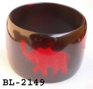 Bracelets en résine de luxe de qualité supérieure faits à la main Bracelets de manchette Collection de bijoux de créateur de BL-2149 Costume de mode en vente - Product Image 1