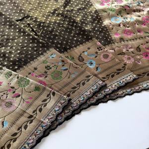 Sari de Seda Paithani VASTRA COTTAGE con Jacquard Zari, Borde Meenakari, Pallu Rico y Blusa Bordada, Teñido a Mano, Diseño Exclusivo - Product Image 2