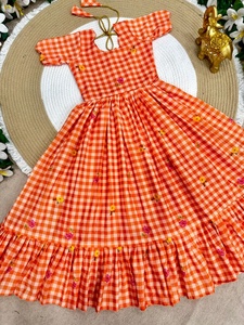 Robe élégante à carreaux pour filles en tissu Mul Chanderi - Product Image 4