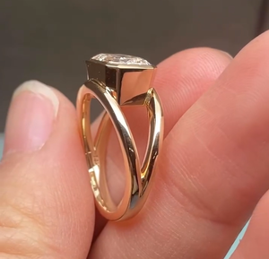 Anillo Minimalista con Moissanita Corte Esmeralda y Engaste de Bisel en Oro Amarillo de 14K/18K – Anillo de Compromiso Geométrico Personalizado para Mujer - Product Image 3