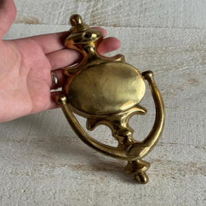 Timbre de Puerta Vintage con Placa Central y Detalles Ornamentados, Timbre de Puerta de Latón Real para Hotel - Product Image 1
