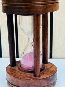 Sablier en bois de 4,5'' avec sable rose |   Horloge à sable de table rustique avec design croix d'ange pour décoration de fête d'anniversaire - Product Image 5