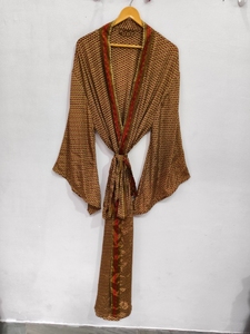 Nouvelle Robe Kimono en Soie Patchwork, Cache-maillot de bain, Vêtement de Nuit, Longue Robe, Kimono Indien Vintage Fait Main en Soie Recyclée - Product Image 3