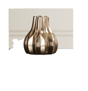 Florero de aluminio de fundición de aluminio con forma de 3 diseños, decoración del hogar con acabado mantélico - Product Image 1