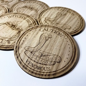 Juego de posavasos de madera con calaveras grabadas, posavasos espeluznantes para realzar la decoración de terror y ayudar a mantener las superficies limpias y sin rayones - Product Image 3