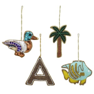 Juego de Adornos Colgantes Zari y con Cuentas – Decoración de Tela Bordada con Formas de Pájaro, Palmera, Alfabeto y Animales para el Hogar y Regalos - Product Image 1