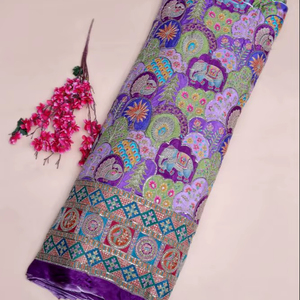 Tissu en crêpe naturel violet à imprimé floral Buta avec bordure ornementale épaisse pour vêtements ethniques et robes Kurti - Product Image 1