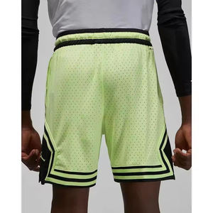 Pantalones cortos de malla duraderos con cintura elástica y textura transpirable, diseñados para movimiento, comodidad y rendimiento diario. - Product Image 3