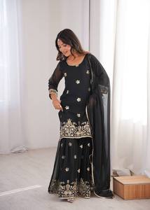 Traje Kurta Sharara de Diseñador en Georgette con Bordado de Lentejuelas, Detalle de Dori en la Espalda, Parte Inferior Fluida y Dupatta Coordinada para Mujer - Product Image 3