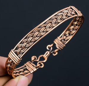 Bracelet en métal fait main de luxe, design torsadé exquis, ton or rose, bijou manchette, cadeau promotionnel original - Product Image 6