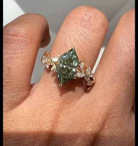 Bague classique pour femme en or jaune 18 carats avec pierres latérales fantaisie vertes taille marquise hollandaise et diamant de laboratoire de 2,00 carats certifié IGI - Product Image 2