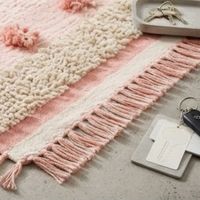 Nouvelle arrivée, tapis rectangulaire rayé artisanal bohème, rose crème, franges, pompons, tapis de maison à prix de gros